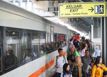 Penumpang KA Srilelawangsa.