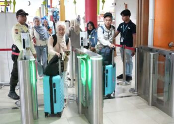 Penumpang di Stasiun Medan.