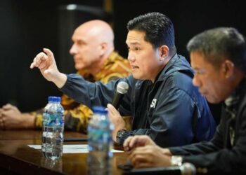 Erick Thohir saat jumpa pers di Stadion Utama GBK, Senayan, Jakarta, Jumat (24/10/2025).