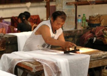Aktivitas di Kampung Batik Laweyan.