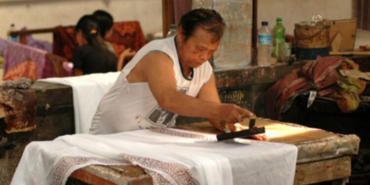 Ini 7 Destinasi Wisata Kampung Batik di Indonesia 1 Aktivitas di Kampung Batik Laweyan.