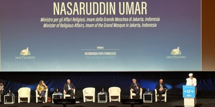 Di Vatikan, Menag Bicara Persaudaraan dan Kenang Paus Fransiskus 1 Menag Nasaruddin Umar (berjubah putih).