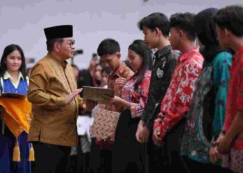 Penyerahan Bantuan Pemutihan Ijazah Tahap IV Gelombang Kedua Tahun 2025 di SMP Strada Santo Fransiskus Xaverius 1, Koja, Jakarta Utara.