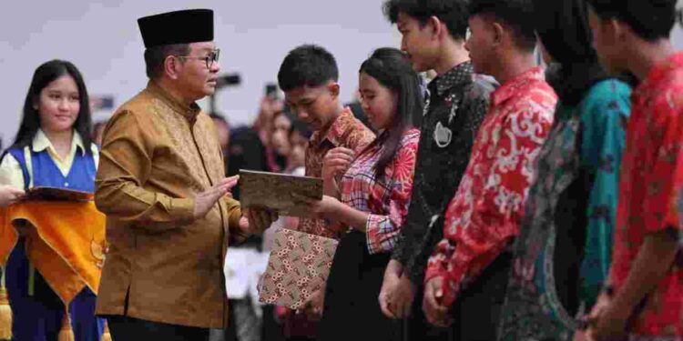 Putihkan 1.238 Ijazah, Pramono: Tak Ada Anak Jakarta Kehilangan Hak Pendidikan 1 Penyerahan Bantuan Pemutihan Ijazah Tahap IV Gelombang Kedua Tahun 2025 di SMP Strada Santo Fransiskus Xaverius 1, Koja, Jakarta Utara.