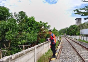 Petugas pengamanan KAI melakukan penyisiran di lokasi kejadian.