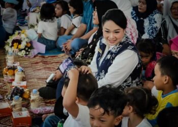 Ketua TP PKK Kota Medan, Airin Rico Waas senam bersama ribuan anak TK.