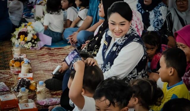 Airin Rico Waas Senam Bersama Ribuan Anak TK di Kampung Ceria Anak Merdeka 1 Ketua TP PKK Kota Medan, Airin Rico Waas senam bersama ribuan anak TK.