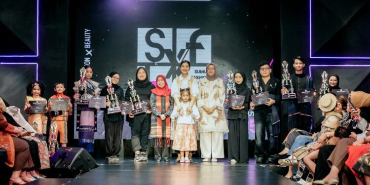 Kahiyang Ayu Dukung SFB 2025 Jadi Panggung Talenta Kreatif Sumut 1 Ketua Dekranasda Sumut, Kahiyang Ayu, menyatakan dukungannya terhadap penyelenggaraan SFB 2025.