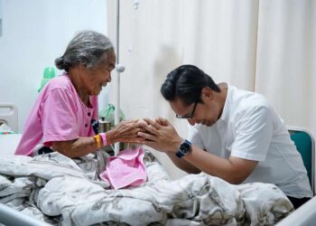 Wali Kota Medan, Rico Tri Putra Bayu Waas, menjenguk warga terdampak banjir.