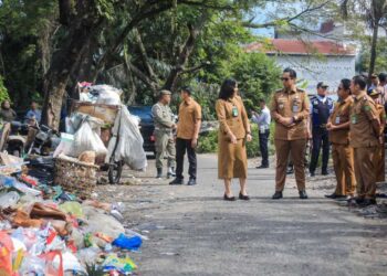 Wali Kota Medan, Rico Waas memantau penanganan sampah yang dilakukan jajarannya.