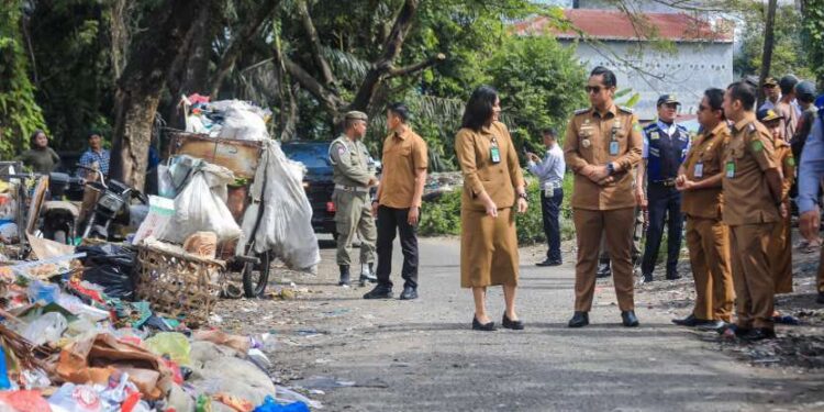 Pantau Penanganan Sampah, Rico Waas Minta Saling Koordinasi Agar Cepat Teratasi 1 Wali Kota Medan, Rico Waas memantau penanganan sampah yang dilakukan jajarannya.