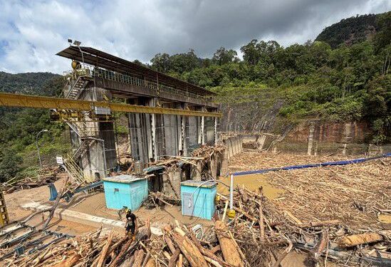 PLTA Sipansihaporas Cegah Banjir Kayu di Bencana Sumatra 1 PLTA Sipansihaporas menjadi penahan pertama yang kokoh ketika banjir datang di Tapanuli Tengah.