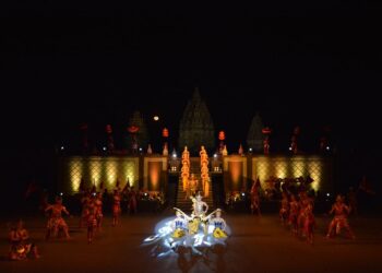Candi Prambanan terkenal dengan cerita legenda Roro Jonggrang.