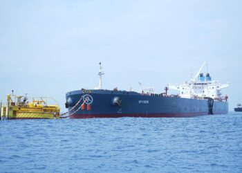 MT Spyros yang membawa 1 juta barel minyak mentah (crude) terkoneksi dengan Single Point Mooring (SPM) kilang Cilacap, dalam persiapan bongkar muat.