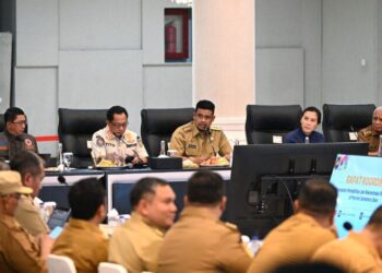 Rakor dengan Ketua Satgas Rehabilitasi Pascabencana Sumatera, di Aula Raja Inal Siregar, Kantor Gubernur Sumut, Medan.