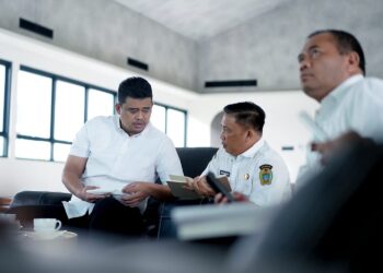 Bobby Nasution mengikuti Rakor Percepatan Rehabilitasi dan Rekonstruksi Pascabencana secara virtual.
