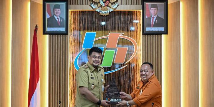 Bobby Minta Kepala Daerah Dukung Pelaksanaan DTSEN 1 Gubernur Bobby usai berdiskusi dengan BPS, di Kantor BPS Kota Medan, Senin (9/2/2026).