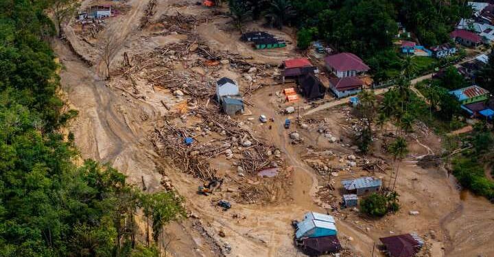 Situasi di Kecamatan Tukka, Tapanuli Tengah, setelah banjir dan longsor yang terjadi pada akhir November 2025.