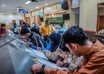 Suasana pelayanan administrasi kependudukan (Adminduk) Kota Medan.