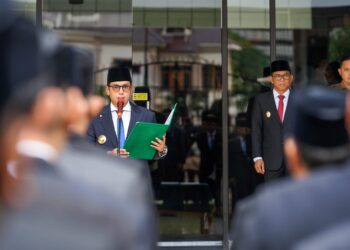 Rico Waas melantik 213 pejabat Administrator dan Pengawas, di Balai Kota Medan, Senin (23/2/2026).