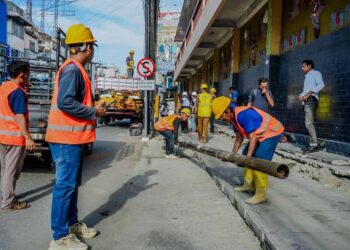 Pemotongan kabel dan pembongkaran tiang utilitas secara simbolis sebagai tanda dimulainya penataan di ruas Jalan Zainul Arifin.