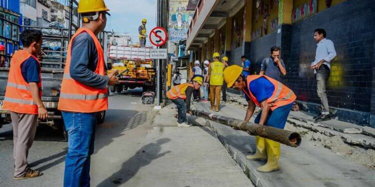 12 Ruas Jalan di Medan Bebas Kabel Udara Tahun Ini 1 Pemotongan kabel dan pembongkaran tiang utilitas secara simbolis sebagai tanda dimulainya penataan di ruas Jalan Zainul Arifin.