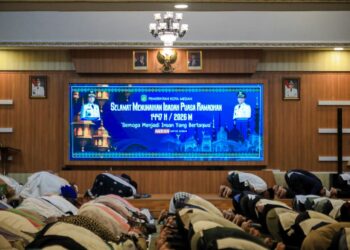 Rico Waas melaksanakan Salat Tarawih bersama jajaran Kecamatan Medan Selayang beserta tokoh agama dan tokoh masyarakat serta ibu-ibu pengajian di Pendopo Rumah Dinas Wali Kota.