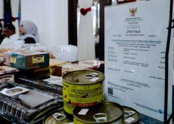 Penyerahan sertifikat halal dan SPP-IRT kepada 100 pelaku UMKM binaan Komunitas Muslimah Sah-Rizki.
