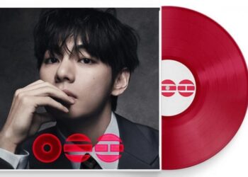 BTS V kembali membuktikan pengaruh globalnya lewat LP bertajuk "VELVET RED".