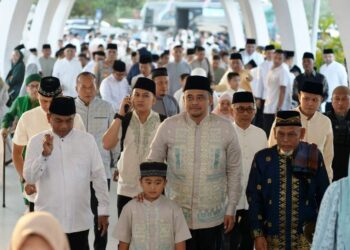 Gubernur Sumut, Bobby Nasution, melaksanakan Salat Idulfitri 1447 Hijriah bersama ribuan masyarakat di Masjid Agung Sergai.