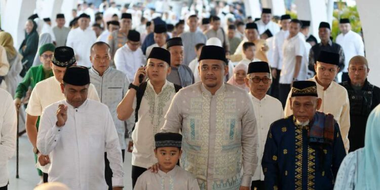 Gubernur Sumut, Bobby Nasution, melaksanakan Salat Idulfitri 1447 Hijriah bersama ribuan masyarakat di Masjid Agung Sergai.
