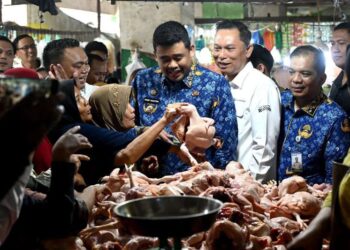 Gubernur Sumut, Bobby Nasution meninjau harga bahan pokok di Pasar Sukaramai, Medan.