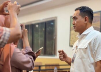 Pemimpin Wilayah Perum Bulog Kanwil Sumut, Budi Cahyanto, saat memberikan keterangan kepada media.