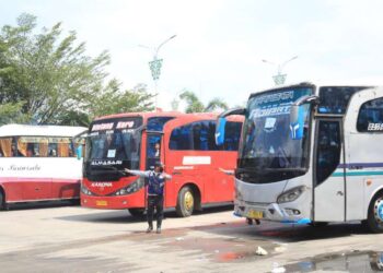 Suasana Terminal Amplas saat Pemko Medan secara resmi melepas ribuan warga dalam program "Mudik Bareng Pemko Medan 2026".