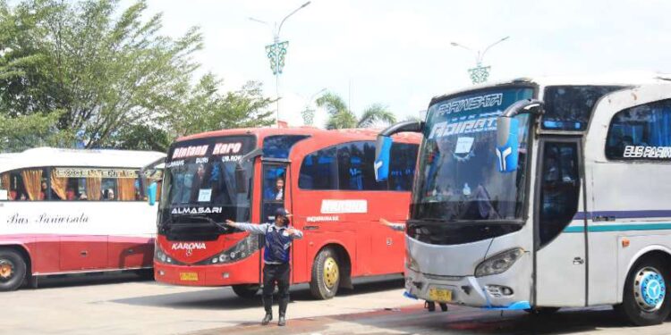 4.000 Peserta Mudik Bareng Pemko Medan Diberangkatkan 1 Suasana Terminal Amplas saat Pemko Medan secara resmi melepas ribuan warga dalam program "Mudik Bareng Pemko Medan 2026".