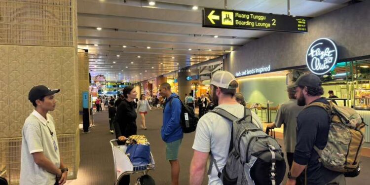 Rudenim Denpasar Deportasi WN Amerika Serikat Pembunuh dalam Koper 1 Rudenim Denpasar merampungkan proses pemulangan warga Amerika Serikat berinisial TS, Selasa (24/2/2026) malam.