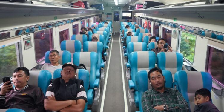 Stasiun Rantauprapat Jadi Destinasi Favorit Pemudik Sumut di Lebaran 2026 1 Penumpang kereta api.