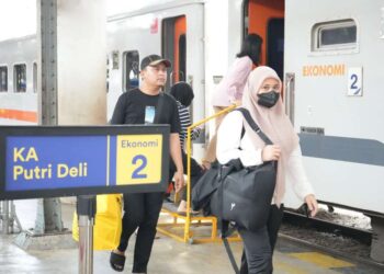 Penumpang di Stasiun Medan.