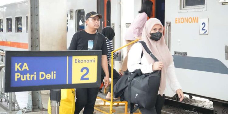Penumpang di Stasiun Medan.