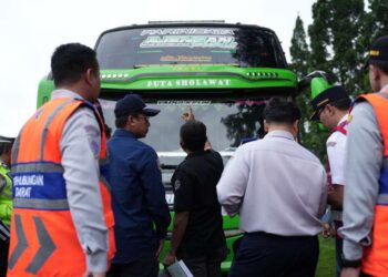 Inspeksi keselamatan atau rampcheck armada bus pada periode angkutan Lebaran 1447 H.