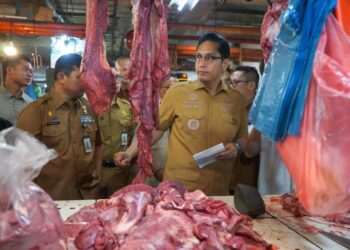 Wali Kota Medan, Rico Waas meninjau pasar guna memastikan stabilitas harga dan ketersediaan bahan pokok, di Kota Medan, Senin (16/3/2026).