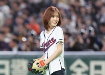 Wendy saat melakukan lemparan pertama kehormatan dalam laga penyisihan Grup C World Baseball Classic (WBC) 2026 di Tokyo Dome, Kamis (5/3/2026).