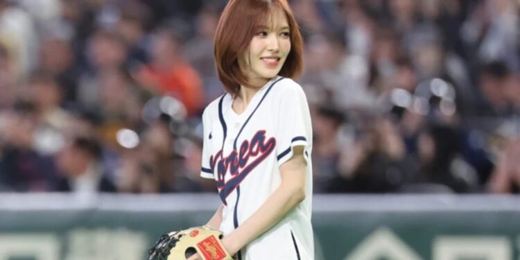 Pesona Wendy Red Velvet Lakukan 'First Pitch' di Tokyo Dome, Dukung Timnas Bisbol Korea 1 Wendy saat melakukan lemparan pertama kehormatan dalam laga penyisihan Grup C World Baseball Classic (WBC) 2026 di Tokyo Dome, Kamis (5/3/2026).