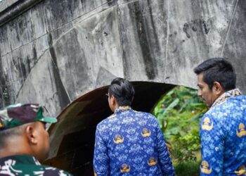 Wali Kota Medan, Rico Waas meninjau jembatan perlintasan kereta api yang roboh akibat banjir besar, di Jalan Adi Sucipto, Gang Damai.