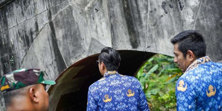 Wali Kota Medan Tinjau Jembatan Perlintasan Kereta Api di Gang Damai 1 Wali Kota Medan, Rico Waas meninjau jembatan perlintasan kereta api yang roboh akibat banjir besar, di Jalan Adi Sucipto, Gang Damai.