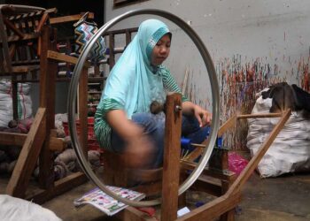 Pembuatan Tenun Ikat Troso.