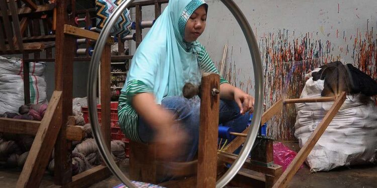 Ini 7 Oleh-Oleh Khas Jepara 1 Pembuatan Tenun Ikat Troso.
