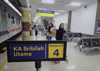 Penumpang di Stasiun Medan.