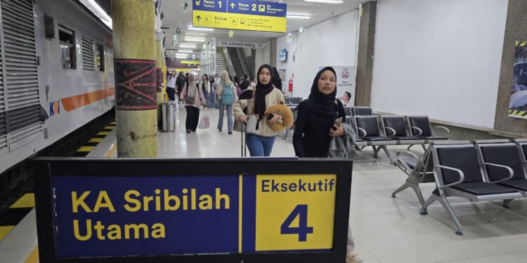KAI Sumut Operasikan Dua Perjalanan Kereta Tambahan di Libur Iduladha 1 Penumpang di Stasiun Medan.