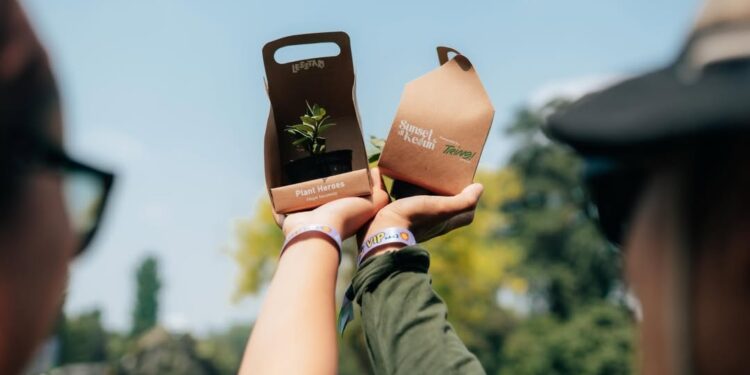 Nikmati Musik dan Keasrian Alam dalam Sunset di Kebun 2026 1 Sunset di Kebun 2026 mengajak pengunjung untuk lebih dekat dengan alam lewat berbagai program interaktif yang tersebar di area festival.
